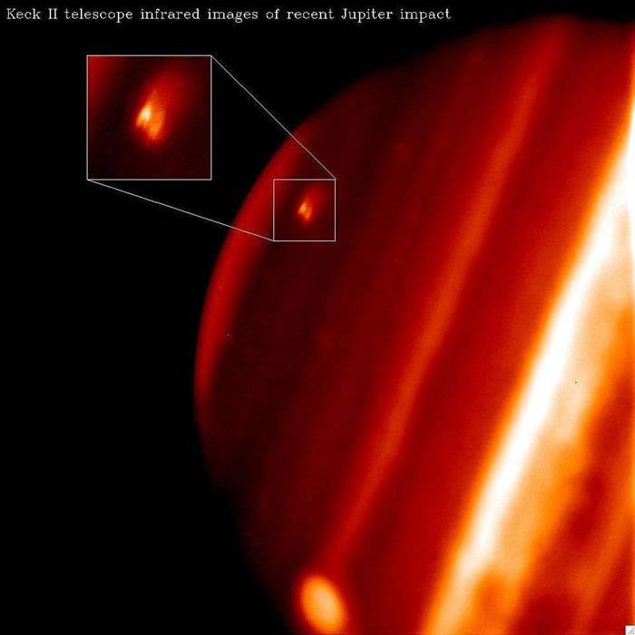 木星撞击留下了巨大的伤疤，在可见光下可以看到很大的黑点，但在红外线下可以看到亮点