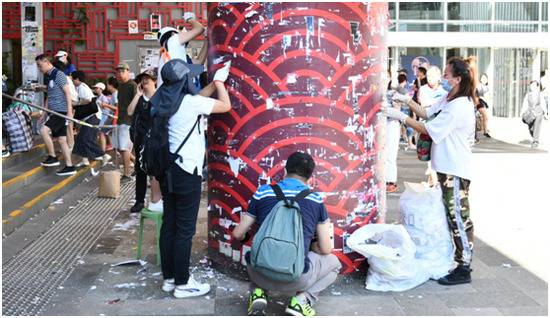 香港市民自发清理反对派标语（图源：香港《星岛日报》）