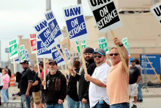 2019年9月16日，美国密歇根州，在通用装配厂工作的UAW成员开始罢工图自视觉中国