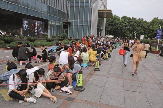 8月31日，在湖北宜昌国贸大厦，Nike乔丹专卖店限量发售Air Jordan 1黑曜石球鞋，许多年轻人排前来队“抢鞋”。图/视觉中国