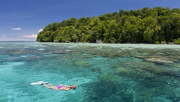 所罗门群岛，一位女性在海水中浮潜。图片来源：视觉中国