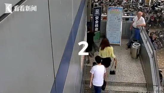 男子在地铁站楼梯偷拍裙底 民警：跟我们走一趟