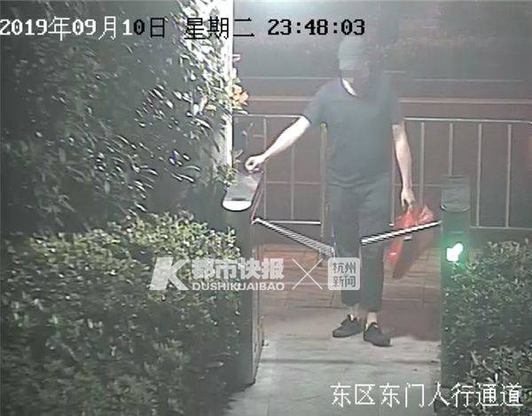 男子不满分手 半夜携编织袋透明胶尾随前女友