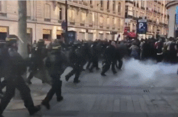 警察驱散示威者并投掷催泪弹