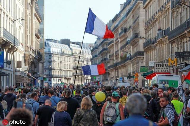 9月21日，“黄背心”运动第45周，大量示威者涌上巴黎街头图源：IC Photo