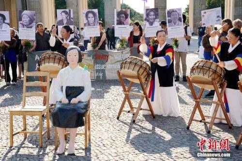 2019年8月14日，在德的韩国和日本民间团体于第七个世界“慰安妇”纪念日之际在柏林勃兰登堡门前举行集会，再次敦促日本政府正式向“慰安妇”制度暴行受害者道歉，并作出赔偿。一座“和平少女像”亦出现在当天的活动现场。中新社记者彭大伟摄