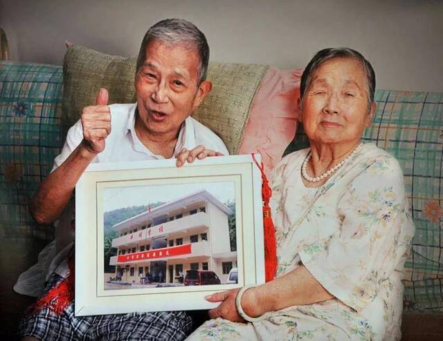 毕原鸿、毛怡老夫妇卖房捐款40万元援建的陕西柞水县希望小学。（图片来源：闵行慈善基金会）