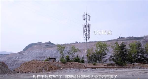 华为秀5G无人挖掘机：驾驶员3连屏如同玩游戏