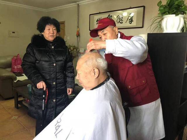 70岁的社区义务理发师们