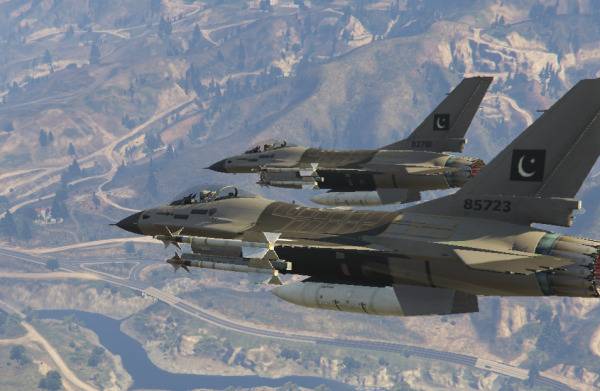 80年代的巴基斯坦空军F-16A通常也就是挂4枚AIM-9L“响尾蛇”导弹
