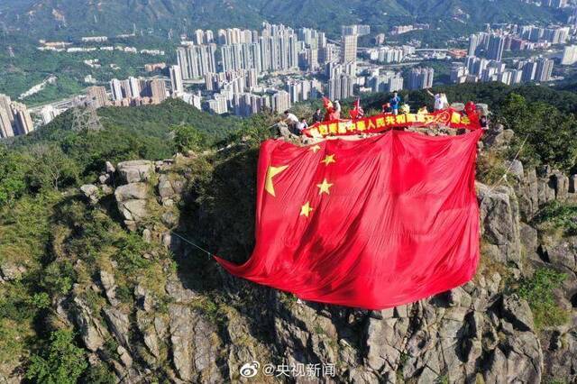 香港青年在狮子山挂超大国旗 央视：帅