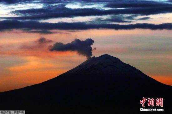 俄堪察加半岛希韦卢奇火山喷发灰柱高5000米