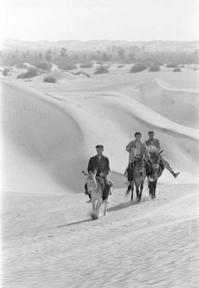 1997年4月3日，新疆民丰县牙通古斯村村民骑毛驴西行3个小时，再通过公路乘长途客车前往其他地区。（新华社记者沈桥摄）