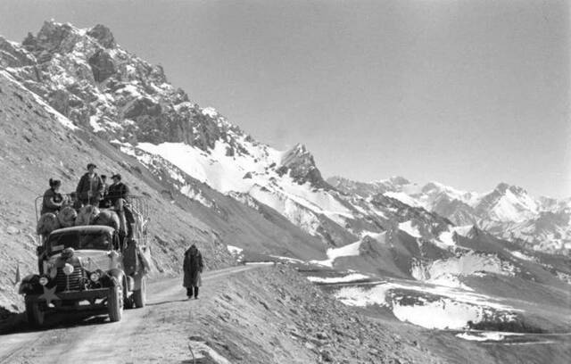 1957年12月17日，汽车行驶在从新疆叶城到西藏阿里的新（新疆）藏（西藏）公路。（新华社记者王安摄）