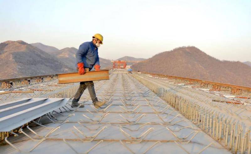 2018年1月12日，河北交投集团建设工人在太行山高速公路河北沙河三号桥施工。（新华社记者朱旭东摄）