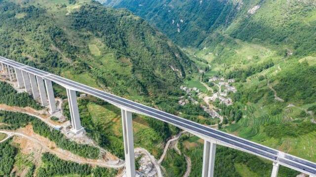 2019年6月26日，贵州威宁彝族回族苗族自治县中石公路姜家沟大桥即将通车试运行。（新华社记者陶亮摄）
