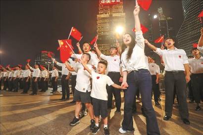 浦东70幢高楼亮出一条红色天际线 快闪MV今晚首播《航拍上海·浦东篇》明晚首播