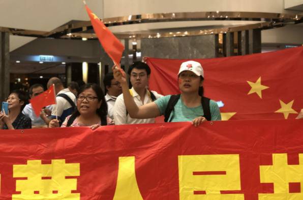 数百香港市民“快闪”唱国歌 高呼撑警察反暴力