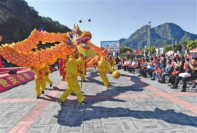 平谷区熊儿寨乡九里山休闲广场，庆祝丰收农民表演舞龙。新京报记者吴宁摄