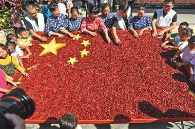 郭庄子农时荟上，村民们用百余斤辣椒拼成五星红旗。新京报记者李木易摄