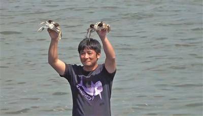 蟹农展示刚刚捕获的大闸蟹。新京报记者俞金旻王清以摄