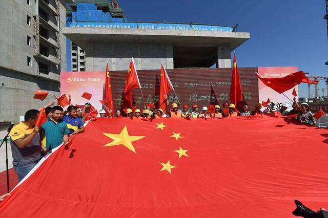 3万余劳动者18万针绣制完成巨幅五星红旗