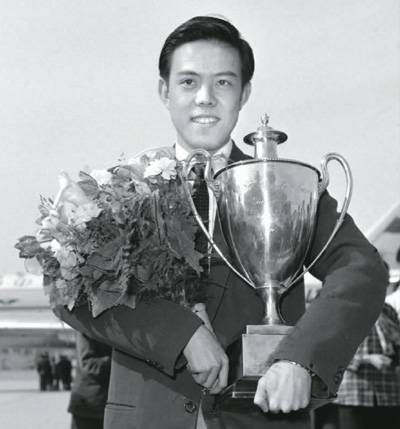 1959年4月22日，为新中国获得第一个世界冠军的乒乓球选手容国团载誉归来。新华社记者张赫嵩摄