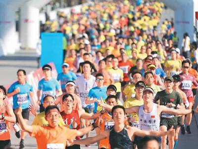 2019年4月14日，北京半程马拉松鸣枪起跑。图为参赛选手在比赛中冲过终点。新华社记者鞠焕宗摄