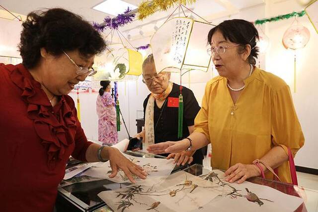 巧手制灯学非遗朝阳区灯彩展开幕