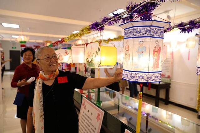 巧手制灯学非遗朝阳区灯彩展开幕