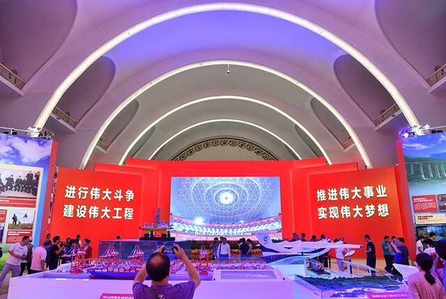 150个“新中国第一”展现新中国70年巨变组图