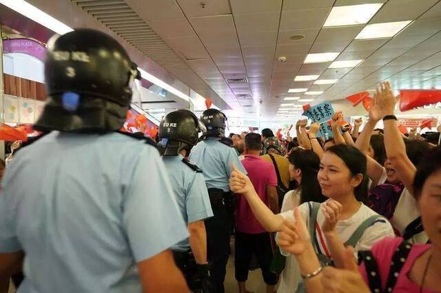 9月14日，市民在香港牛头角淘大商场打出横幅向香港警察致敬。新华社