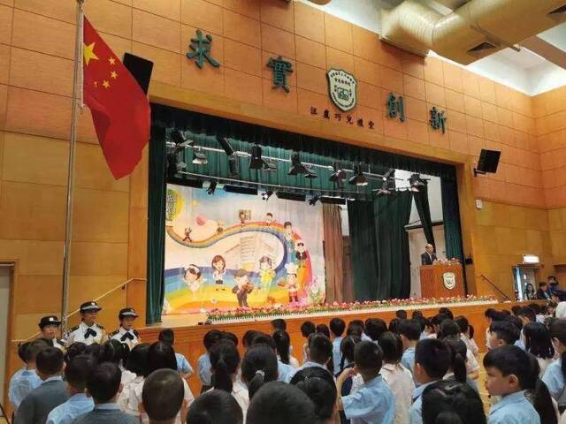 9月2日，黄楚标中学举行开学典礼及升旗仪式