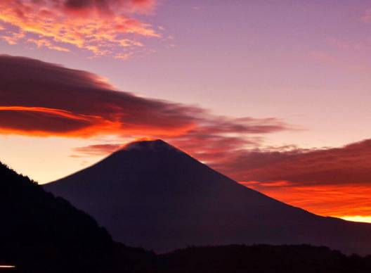 富士山上空的奇特景观。（图源：日本天气新闻公司）