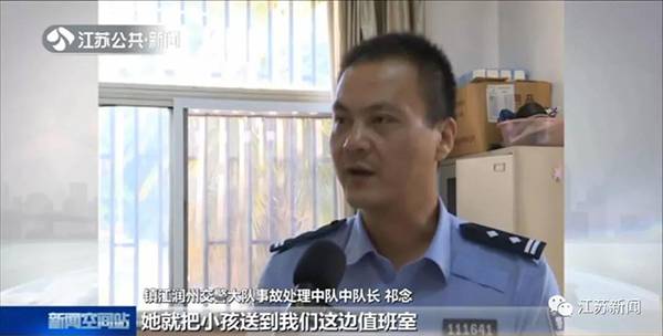 迷路小学生派出所等家人 试卷不会做警察叔叔出马