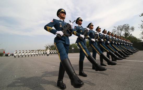 在阅兵集训点听铿锵步声（海外网谢明摄）