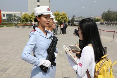 张晓菲，曾任国庆60周年阅兵式女民兵方队领队（海外网谢明摄）