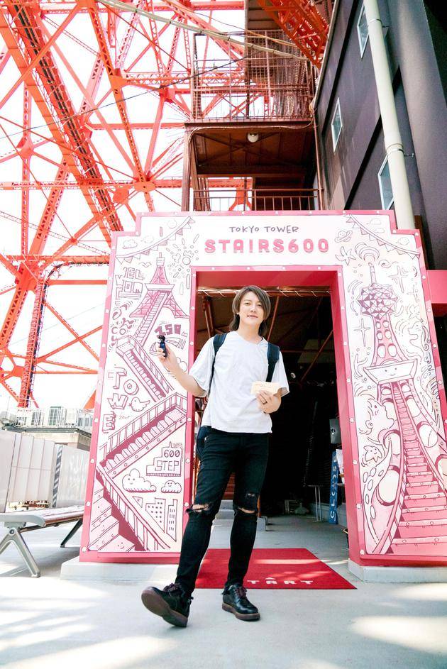 阿沁背10公斤吉他登东京铁塔