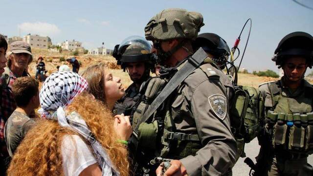巴勒斯坦少女在以色列士兵前抗议图自：社交媒体