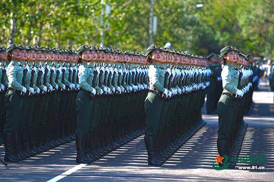 阅兵训练场 这是女兵方队的一天(图)