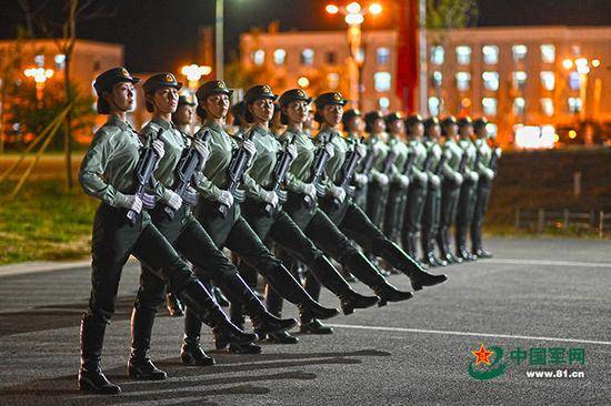 阅兵训练场 这是女兵方队的一天(图)