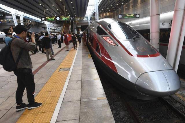 2019年9月26日早6点56分首趟发往大兴机场的C2701次列车。摄影/新京报记者吴宁