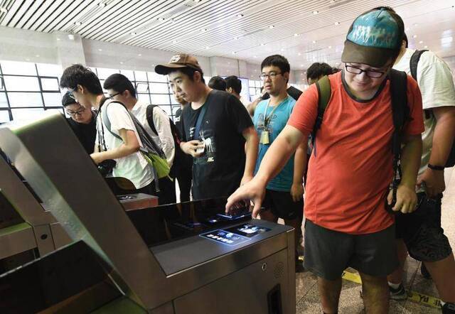 电子票方便快捷，刷手机即可进站。摄影/新京报记者吴宁