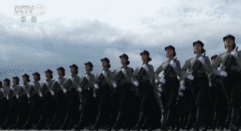 女兵方队女队员首次挂枪 武警女兵首次亮相阅兵场