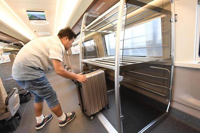 v京雄城际列车上特别设置的大型行李存放架。摄影/新京报记者吴宁