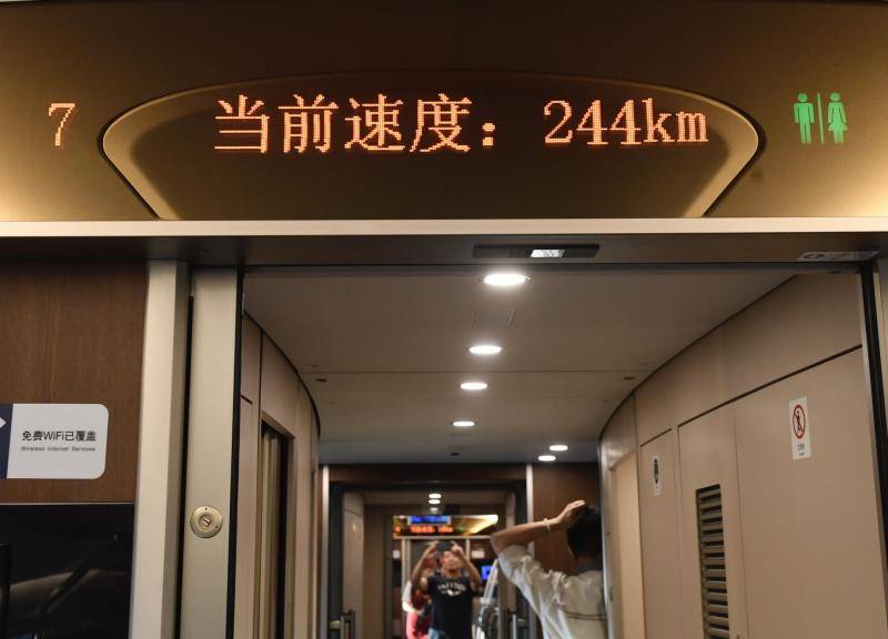 C2701次列车最高时速达到244公里。摄影/新京报记者吴宁