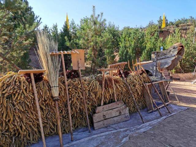 请出百年木制“风扇” 涿鹿卧佛寺乡重现传统农事