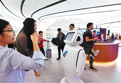 昨日，北京大兴国际机场，智能机器人在回答旅客提出的问题。A10-A11版摄影/新京报记者李木易陶冉