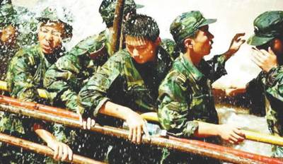 1998年夏，解放军和武警官兵赴长江流域抗击洪水。资料图片