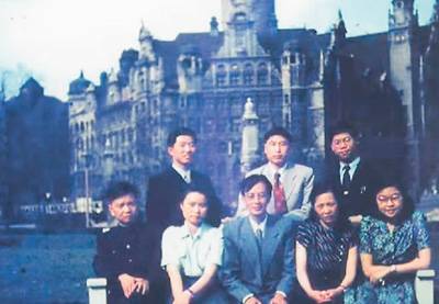 1956年，梅兆荣（后排中）在德国莱比锡大学学习期间与同学们合影。受访者供图